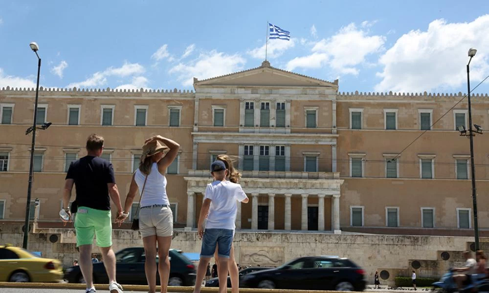 Αυστριακά ΜΜΕ: Η Ελλάδα διευκολύνει την είσοδο των τουριστών